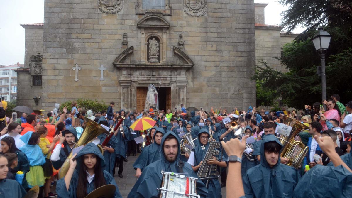 Momento en el que San Roque, protegido con un poncho de la lluvia, iniciaba el paso hacia su capilla.