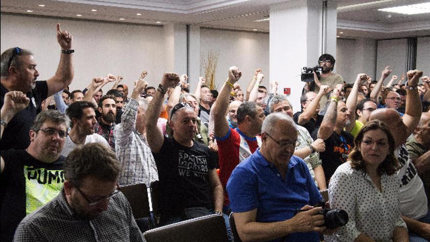 Estibadores durante la asamblea celebrada esta mañana.