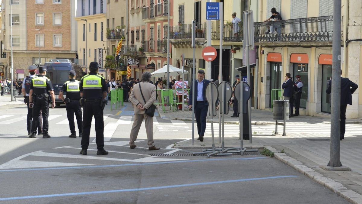 Varias personas se concentran en Figueres (Girona) contra la visita real de la Princesa Leonor y la Infanta Sofía.