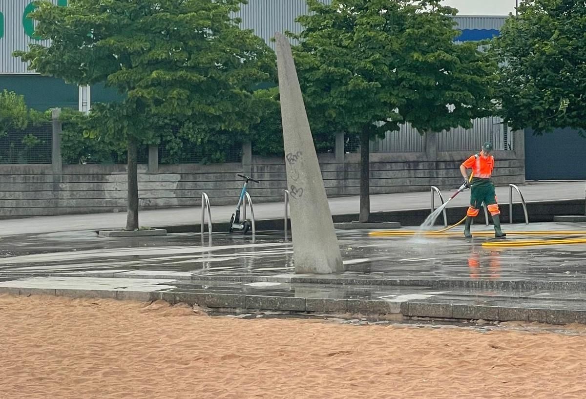 La resaca de la Noche de San Juan en Gijón: 7,4 toneladas de basura recogida (en imágenes)