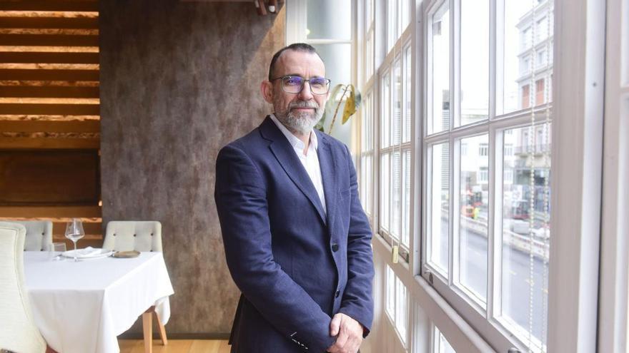 Javier Facal, sumiller de A Mundiña, junto a la ventana de su infancia. |