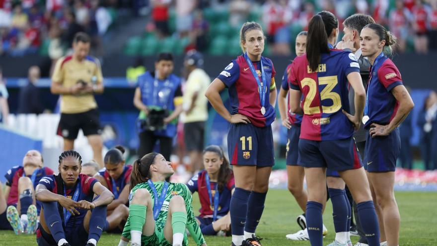 Las jugadoras del Barcelona, abatidas tras la derrota. | Efe