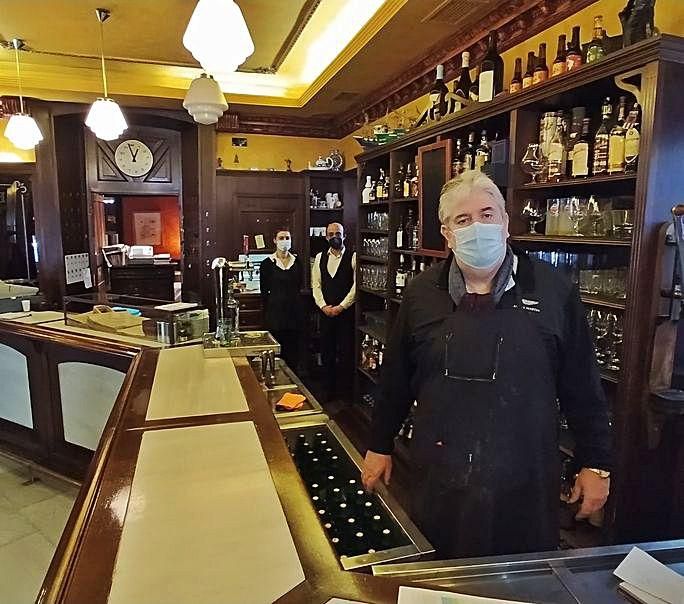 José Permuy, en su café de Mieres, La Consistorial.