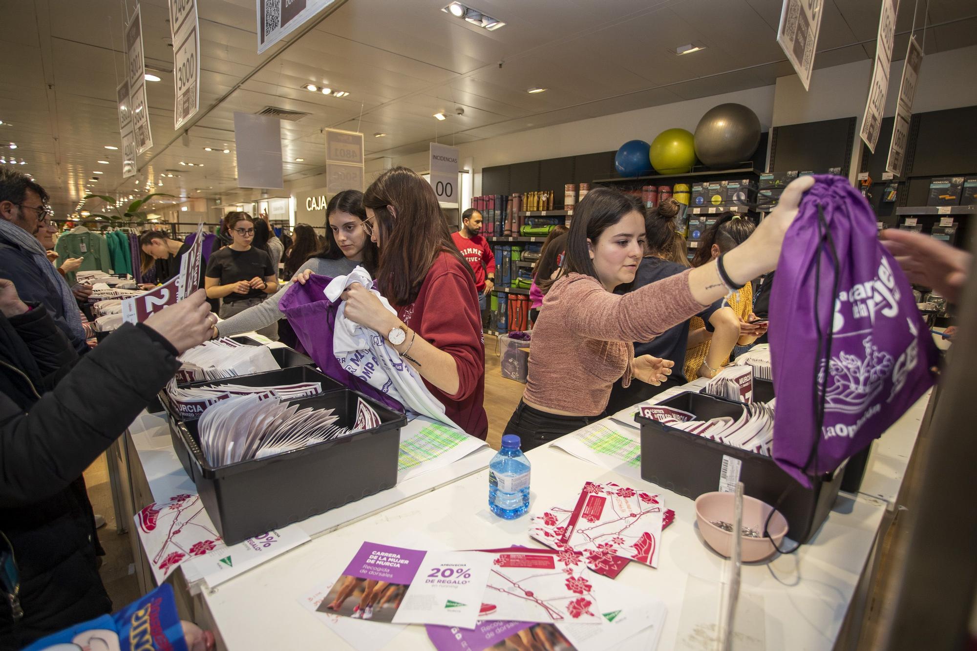 Entrega de dorsales de la Carrera de la Mujer (viernes por la tarde)