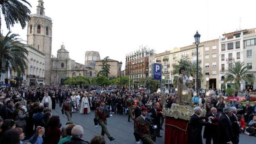 Ofrenda floral y procesión por el centro histórico.