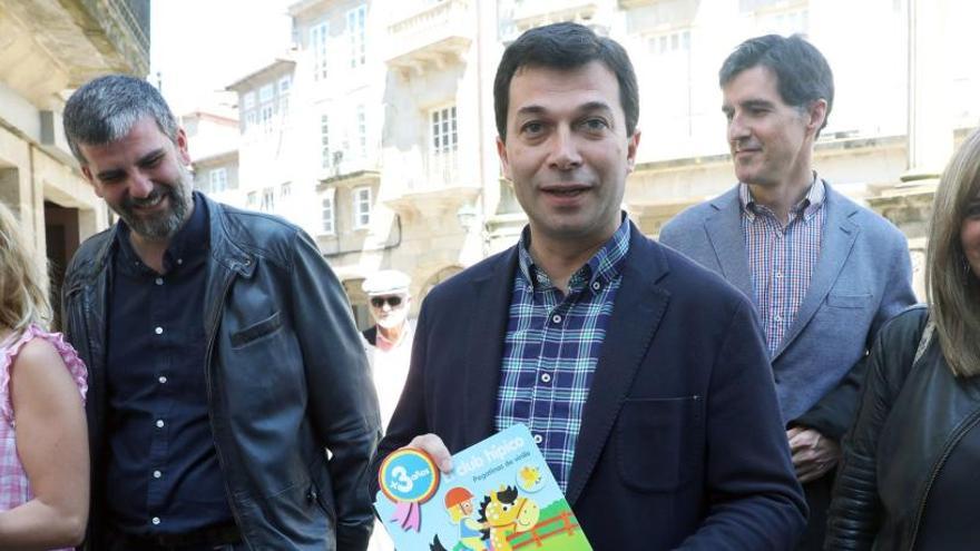 Gonzalo Caballero compra un libro en Santiago.