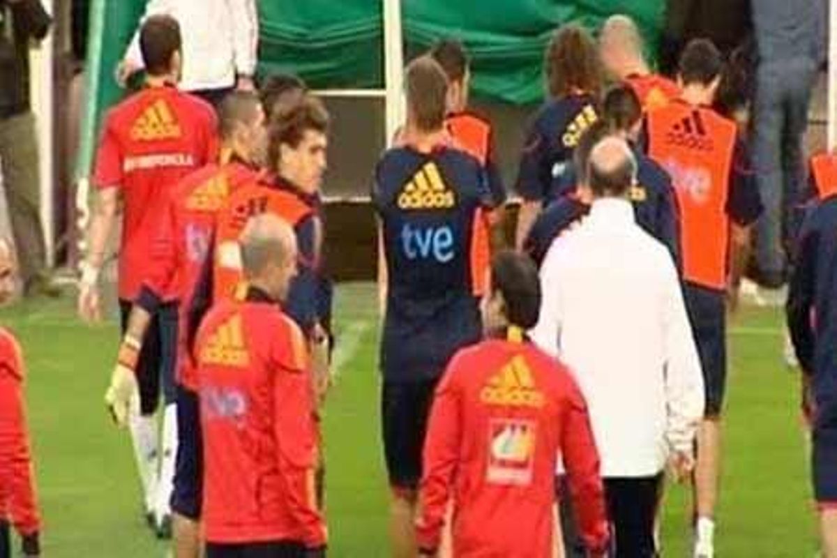 Iniesta, Xavi, Puyol, Villa, Alves i Messi opten al premi. Guardiola està entre els candidats a millor entrenador.