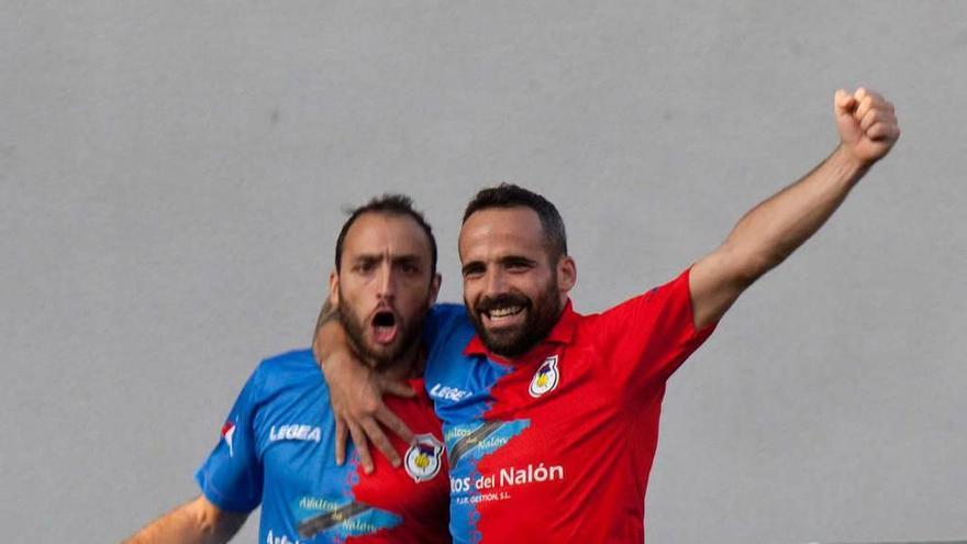 Omar Sampedro, a la izquierda, celebra un gol junto a Acebal.