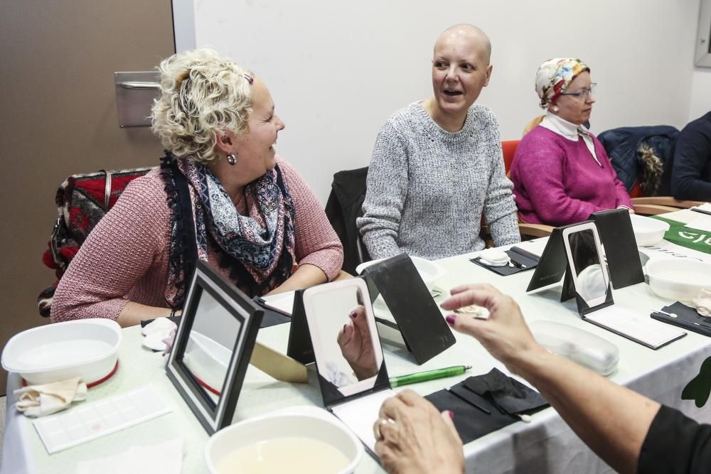 Curso de maquillaje para enfermas de cáncer en el HUCA