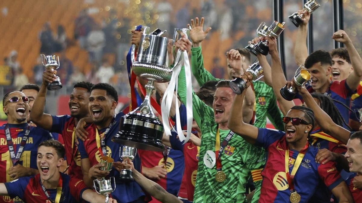 Barça players celebrate the Copa del Rey.