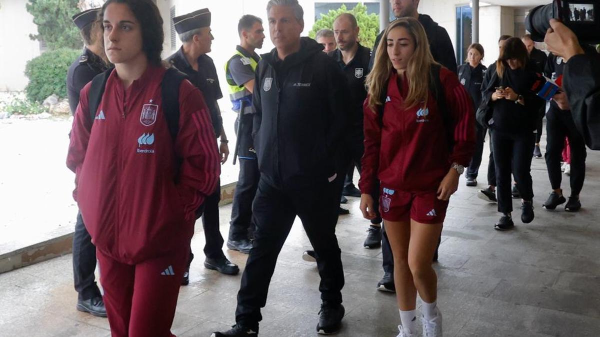 Las jugadoras llegan al aeropuerto de València