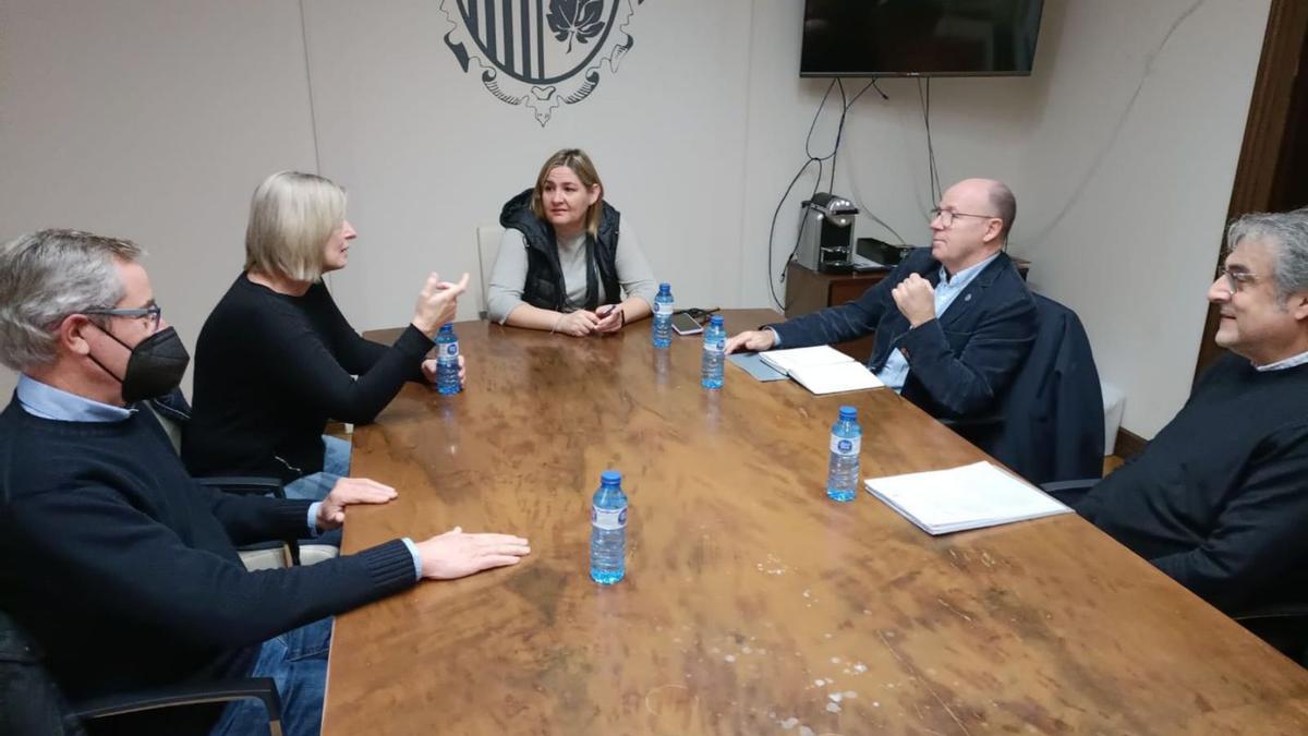 Representants de les dues poblacios plantejant l’acord entre les parts.  | AJUNTAMENT DE FIGUERES