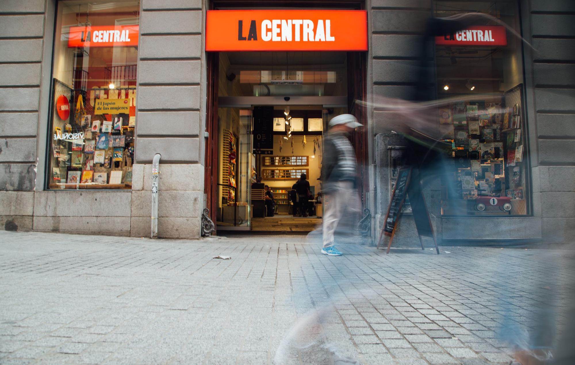 Puerta de acceso a la librería La Central de Callao.