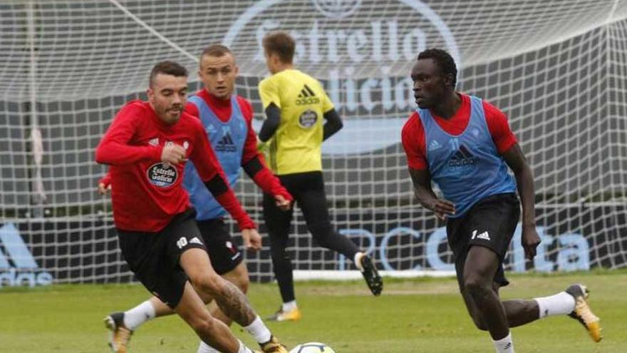 El Celta en su entrenamiento de esta mañana, antes del sorteo de la Liga. // Alba Villar