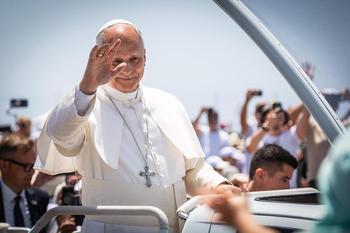 El papa León XIV recorre Santa Cruz de Tenerife saludando a sus fieles
