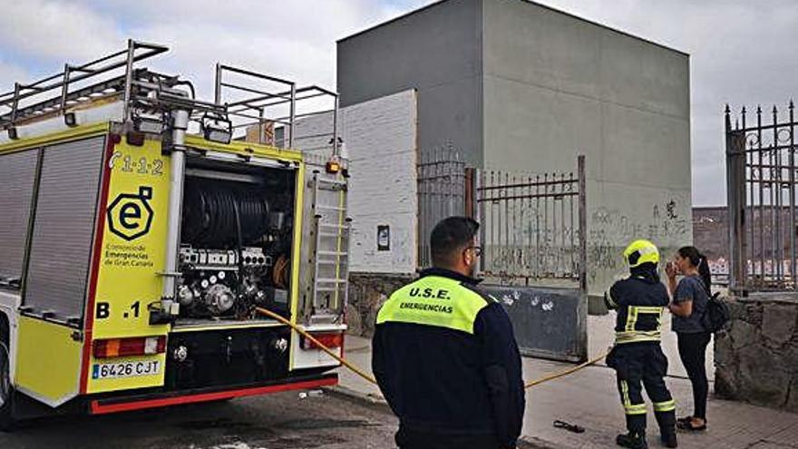 Los bomberos, junto al edificio público donde se produjo un nuevo incendio, ayer.