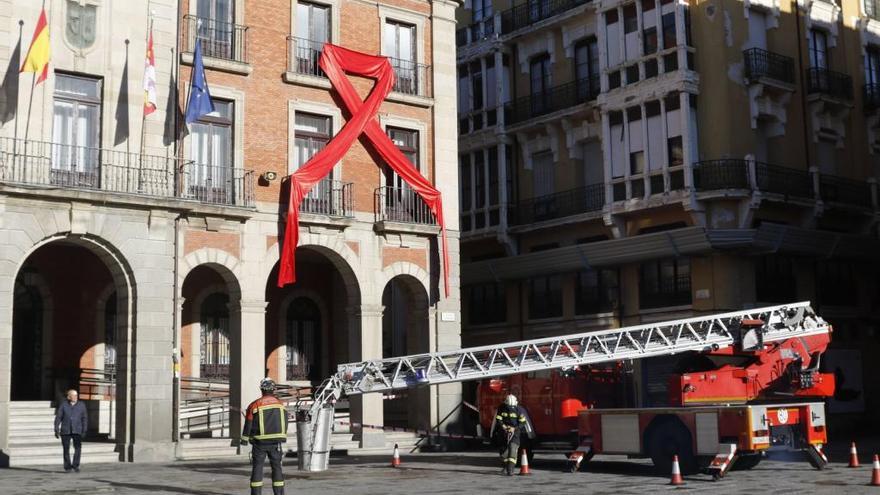 Gran lazo rojo, símbolo de la lucha contra el Sida, colocado en el Ayuntamiento