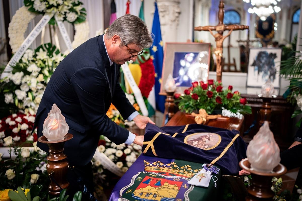 El alcalde de Puente Genil deposita la bandera del Nazareno en el féretro de Fosforito