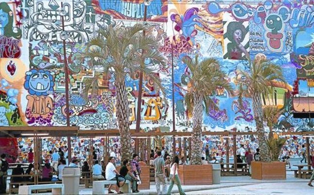 Mural gegant al recintede Fòrum de les Cultures,el setembre del 2004. Mural gegant al recintede Fòrum de les Cultures,el setembre del 2004.