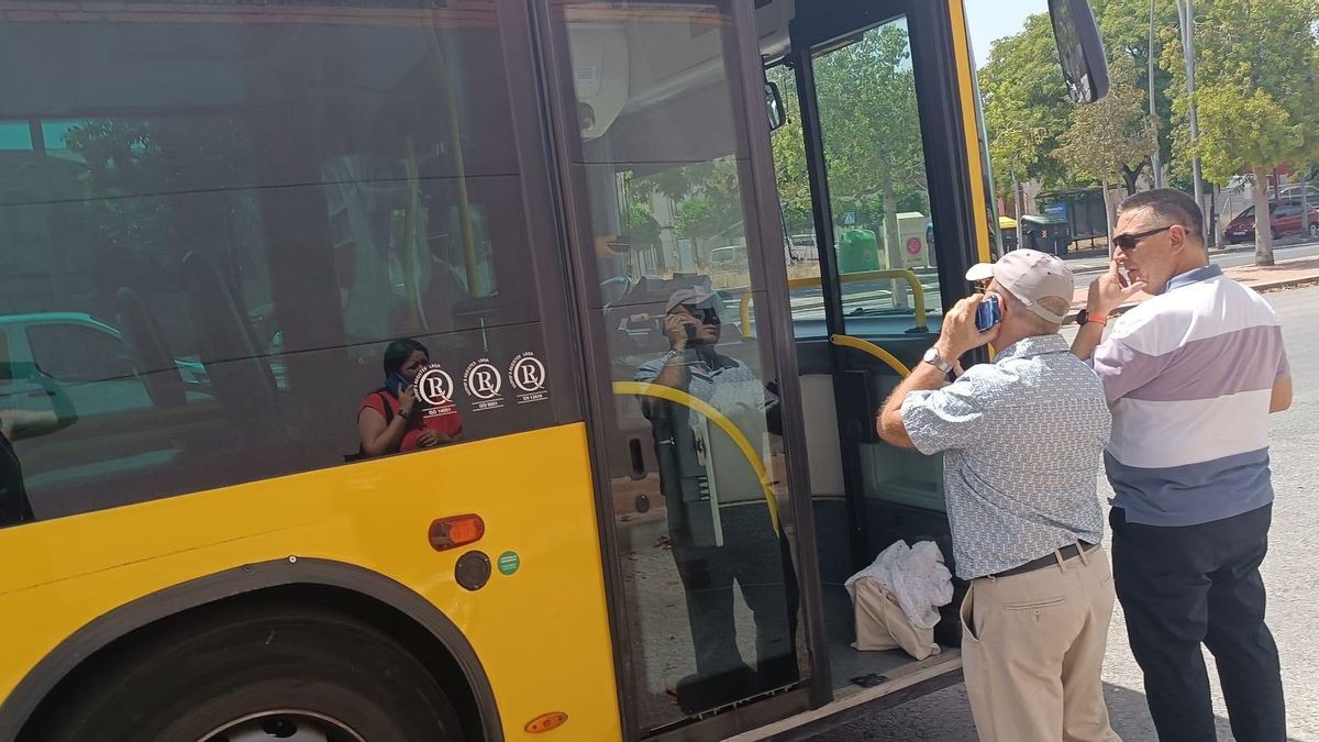 Pasajeros de la línea 91 esperando tras la rotura del bus