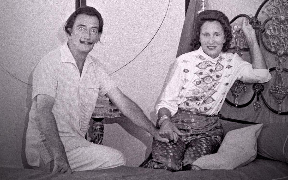 Dalí y Gala en su casa de Portlligat, en 1958. Ella lleva un conjunto que se exhibe en la muestra, formado por una blusa de Oleg Cassini y un pantalón de White Stag.