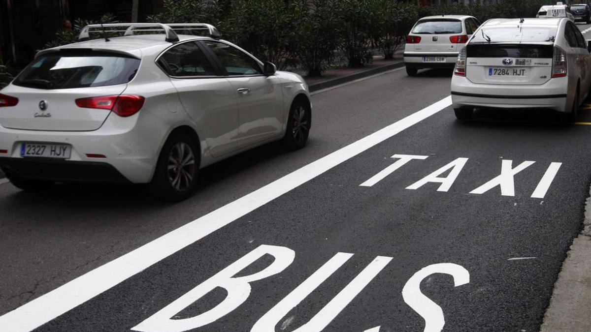 Varios taxis circulan por Zaragoza.