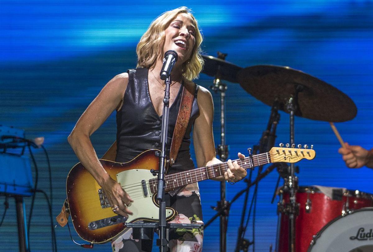 Sheryl Crow llueix estil i ‘hits’ en l’obertura de l’Alma Festival 27 anys després