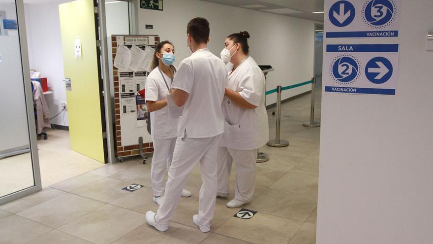 Fotografía de personal sanitario en el CHUO.