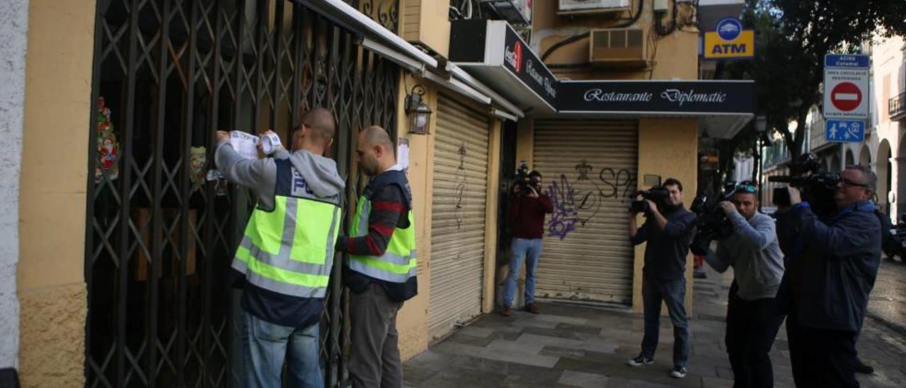 Los sospechosos tienen prohibido acercarse a los restaurantes de la red, que ya han sido desprecintados y reabiertos por orden del juez.