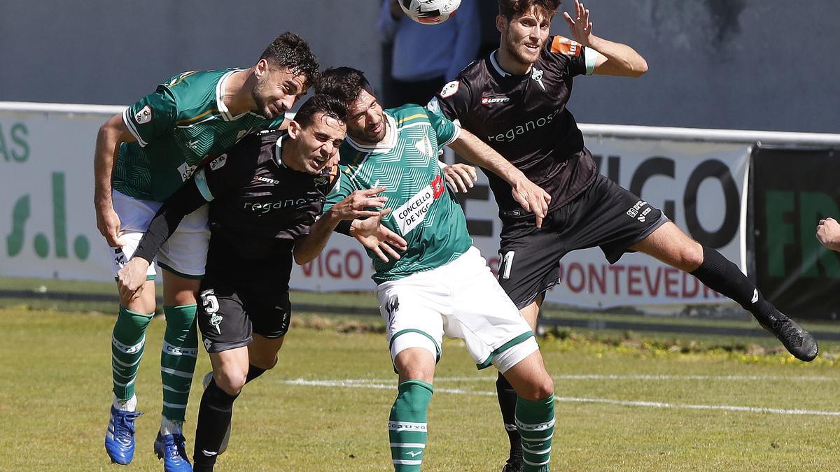 Disputa por el balón en el partido en O Vao.