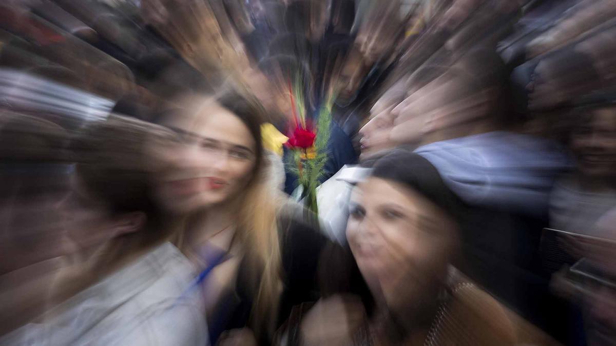 Una multitud, en el paseo de Gràcia de Brcelona, el día de Sant Jordi.