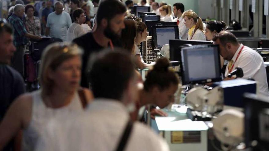 Muchos usuarios exigen explicaciones en los mostradores de Vueling en el aeropuerto de Barcelona.