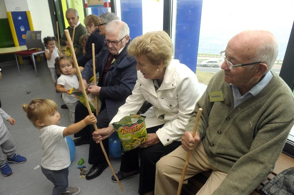 Visita de pacientes con alzheimer de Afaco a la escuela infantil de Os Rosales