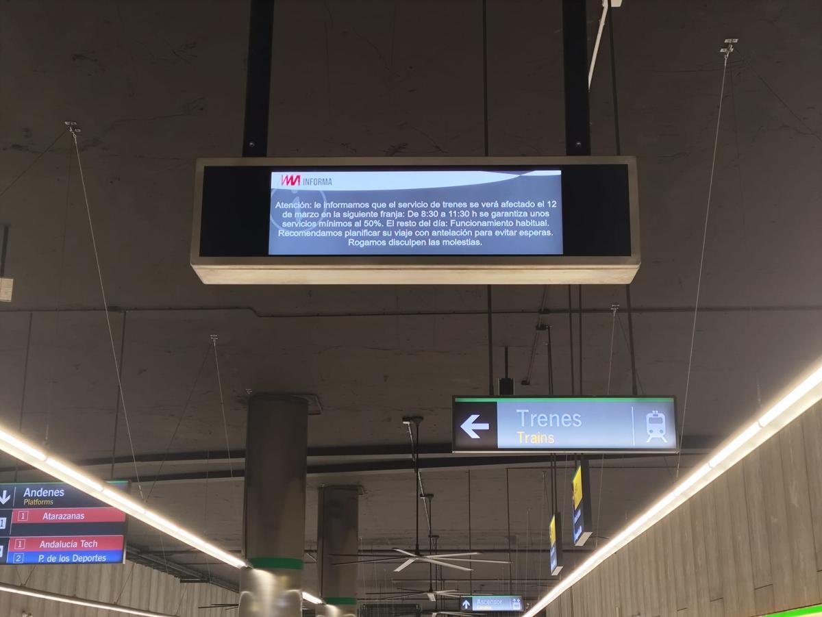 Aviso de los retrasos a la entrada del Metro.