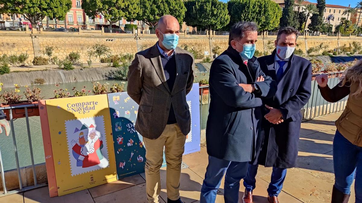 El alcalde y los concejales, durante la presentación del cartel.