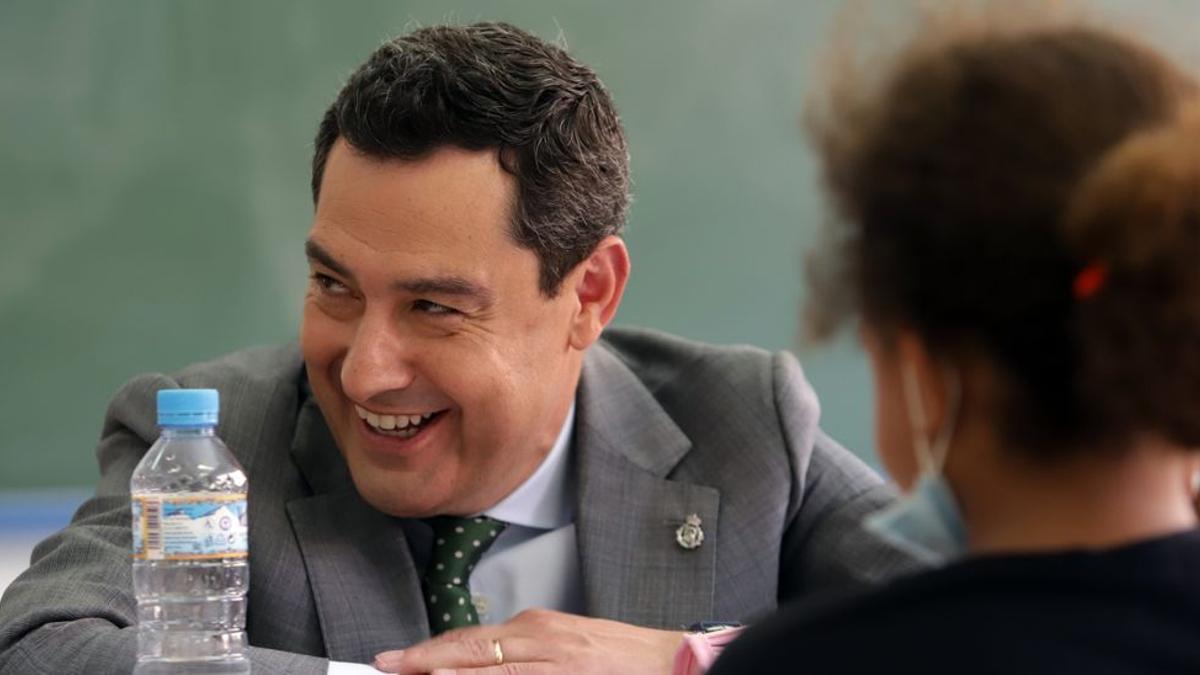 Juanma Moreno, durante la visita a su antiguo colegio, el Giner de los Ríos de Málaga.