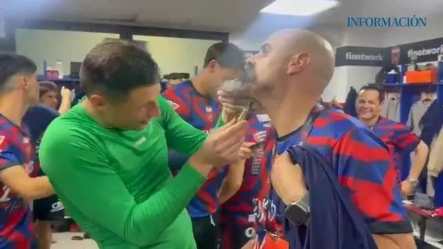 El Eldense celebra su ascenso a Segunda División en el vestuario