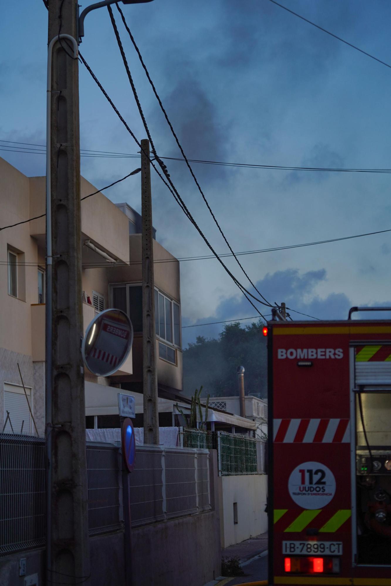 Todas las imágenes del incendio de un garaje lleno de motos en Puis d'en Valls