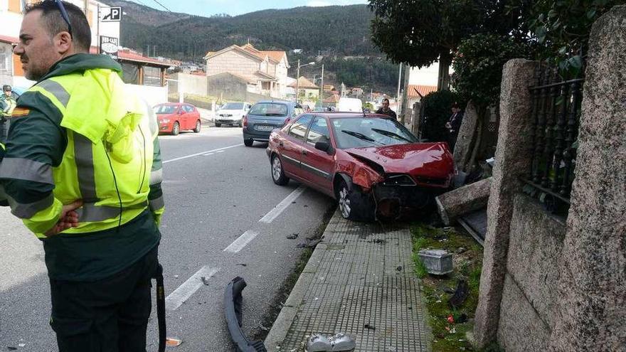 Hasta la zona se desplazaron técnicos del 061 y efectivos de la Guardia Civil. // Gonzalo Núñez