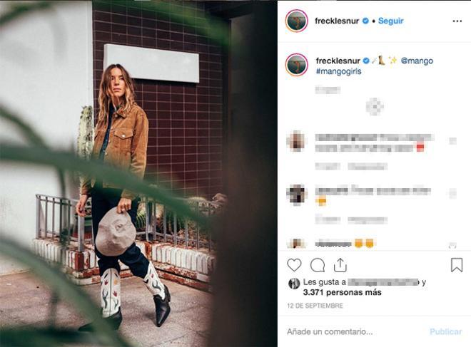 La fotógrafa Nuria Val con botas 'cowboy' de flores de Mango