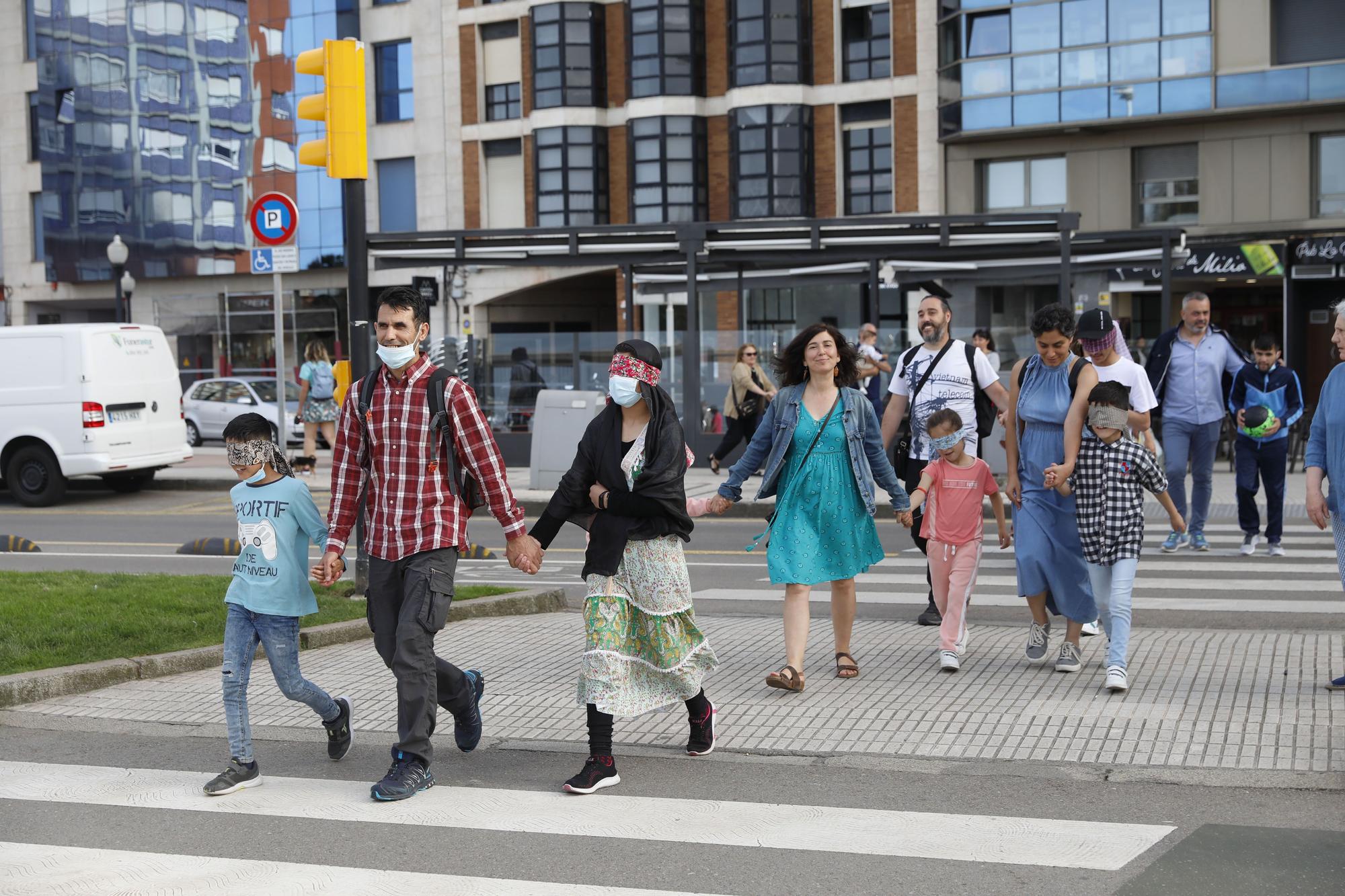 En imágenes: El expolicía afgano Tahir se reencuentra con su familia, que ve por primera vez el mar en Gijón