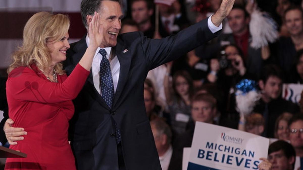 Mitt Romney, junto a su esposa, Anna, saluda a sus seguidores, en Novi (Michigan), tras ganar las primarias.