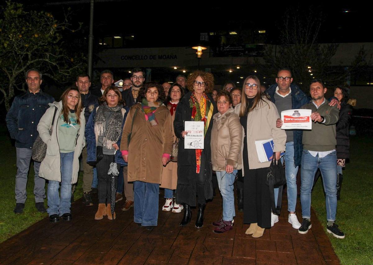Ediles del PP y un grupo de vecinos, concentrados ante el Concello tras el abandono de la asamblea. | FDV