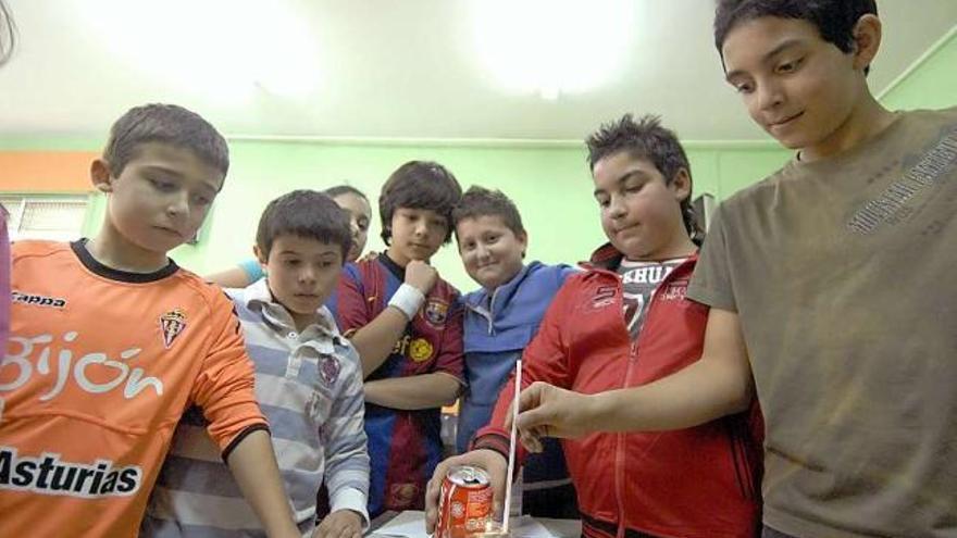 Alumnos del Colegio de Turiellos, participando en una actividad de Ciencias.