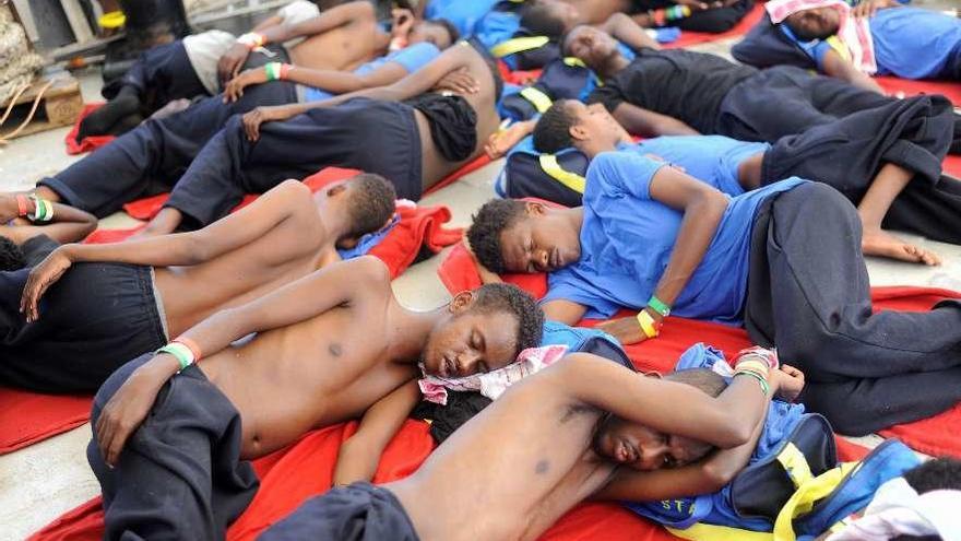 Migrantes durmiendo a bordo del &quot;Aquarius&quot;. // Reuters