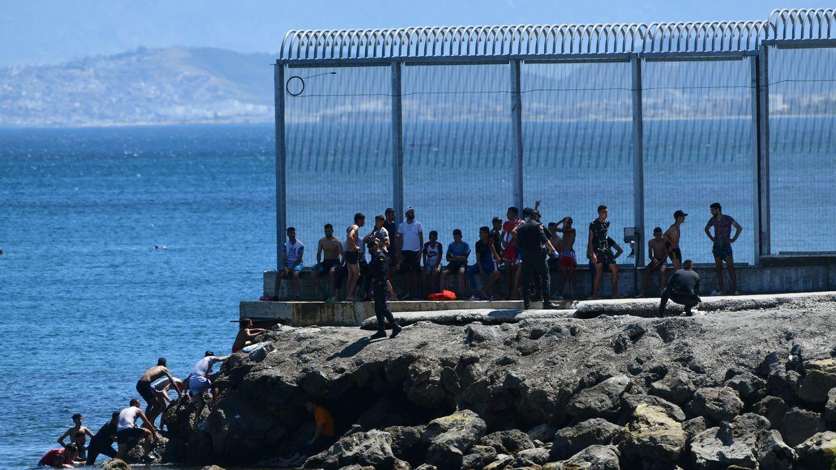 Un grupo de migrantes marroquíes en las inmediaciones de la valla de Ceuta.