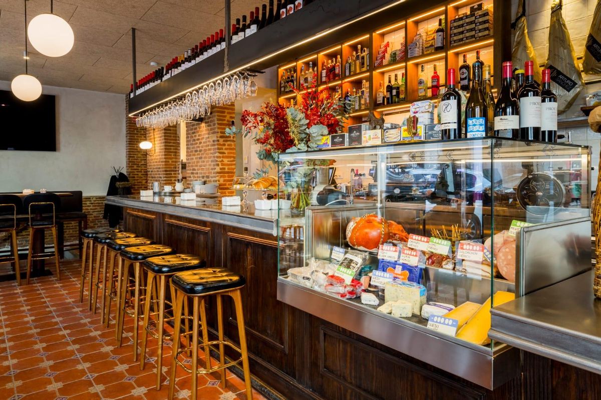 La barra de Martín Tostón, el colamdo del barrio de Salamanca.