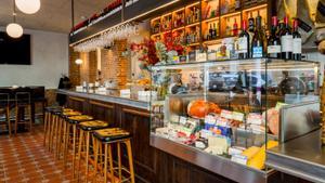 La barra de Martín Tostón, el colamdo del barrio de Salamanca.