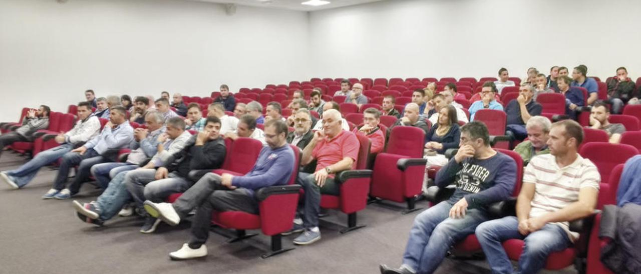 Los armadores de cerqueros gallegos que se reunieron ayer en Portosín. // FdV