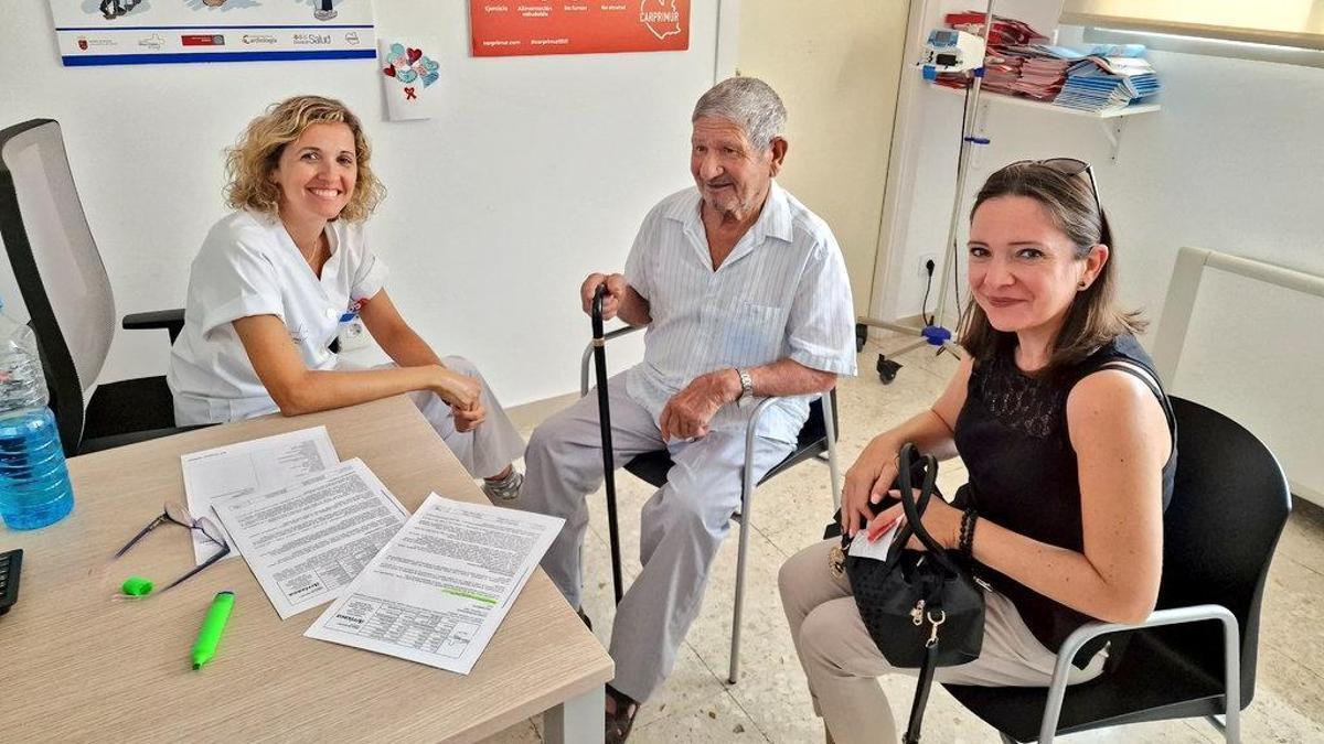 Paciente con insuficiencia cardíaca en la consulta de seguimiento con su enfermera.
